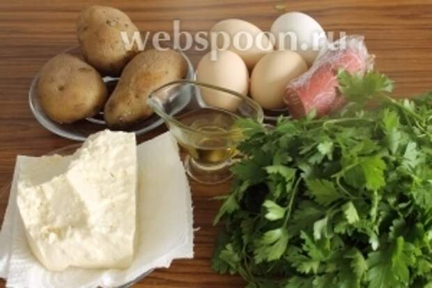 Для картофельного омлета понадобятся отварная картошка, петрушка, сыр, яйца, мука, колбаса, оливковое масло.