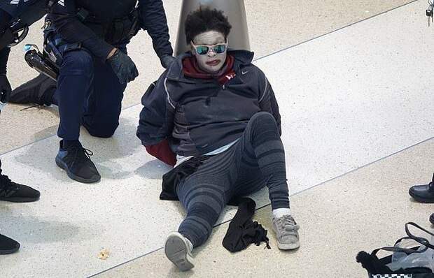 Копы арестовали в аэропорту странную пассажирку