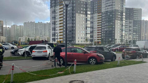 В Санкт-Петербурге водитель протаранил три автомобиля на парковке