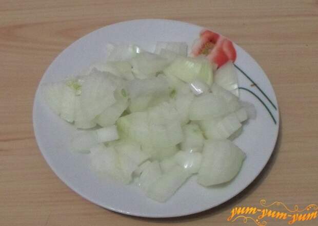 Луковицу мелко нашинковать 