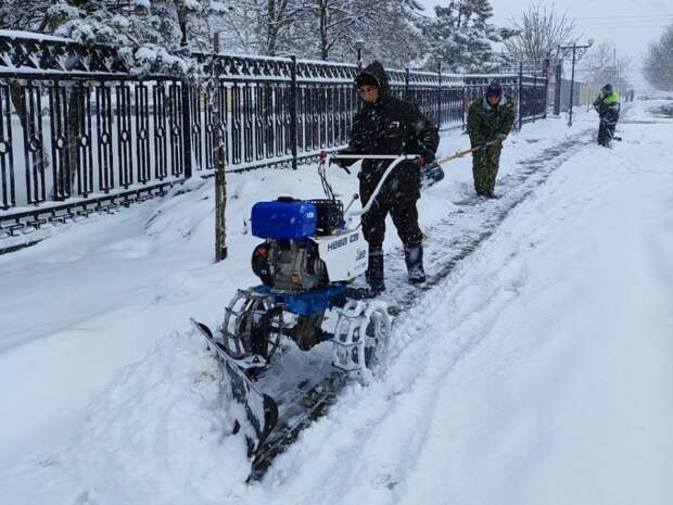В Теучежском районе продолжается очистка территорий от снега