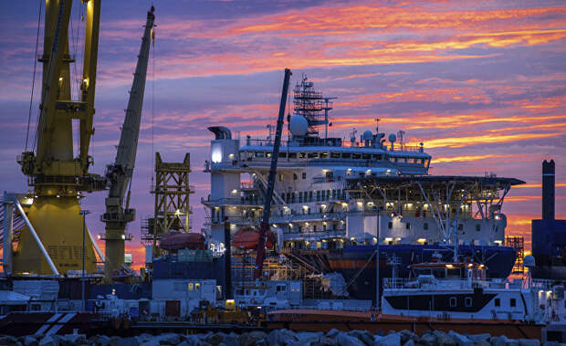 Российское судно-трубоукладчик «Академик Черский» в порту острова Рюген, Германия Российское судно-трубоукладчик «Академик Черский» в порту острова Рюген, Германия