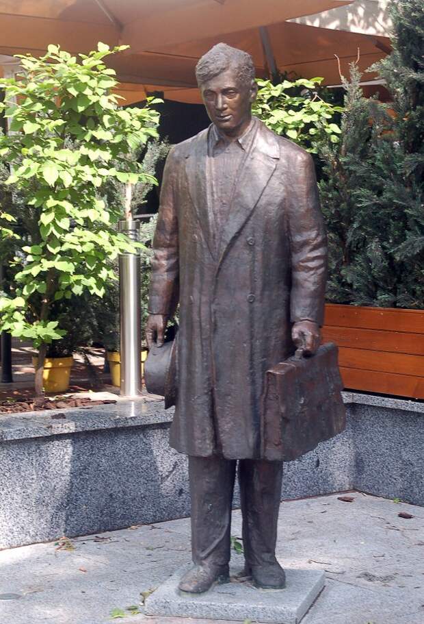 52 Памятник Юрию Деточкину в Донецке