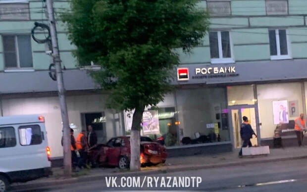 В центре Рязани легковушка врезалась в здание банка