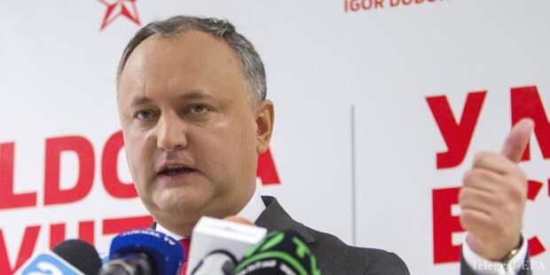 epa05632121 The leader of Socialists Party and new President-Elect of Moldova Igor Dodon gestures at a press-conference in the Socialists Party headquarters in Chisinau, Moldova, 15 November 2016. Following the second round of presidential elections on 13 November, hundreds of people gathered in downtown of Moldova's capital to protest the way the elections were conducted and demanding the resignation of Central Election Commission (CEC) staff members, invalidation of the elections, and asking for a new ballot.  EPA/DUMITRU DORU