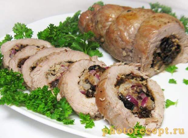 Фаршированная свиная вырезка с черносливом и орехами - рецепт с фото