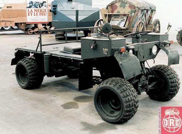 Прямой наследник легендарного NSUHK101 – транспортер FAUN Kraka (1971 год). Машина складывается вокруг поперечной трубы, служащей одновременно и несущим элементом конструкции, и бензобаком. При этом она становится на треть короче, что позволяет закатить в вертолет или самолет больше транспортеров. В задней секции расположен оппозитный двухцилиндровый двигатель BMW рабочим объемом 700 «кубиков». Привод – на заднюю ось цепью.