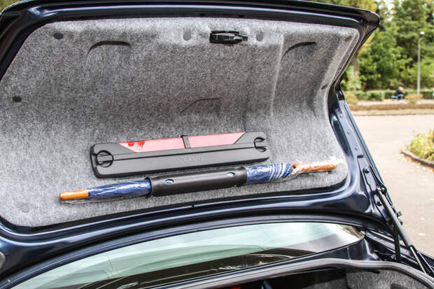 На крышке багажника — фирменный зонт с деревянной ручкой