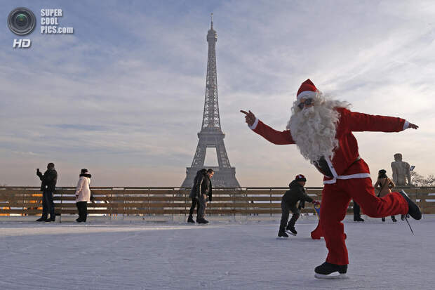 Франция. Париж. 12 декабря. У Эйфелевой башни. (REUTERS/Jacky Naegelen)