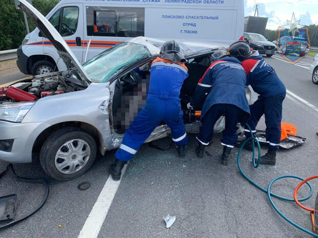 После ДТП с автобусом в Ленобласти из легковушки вырезали водителя