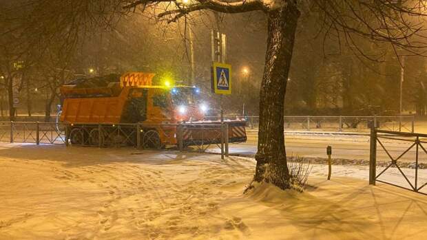 Водитель снегоуборочной машины протаранил легковушку в Пушкино