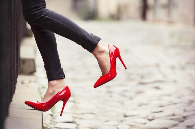 Картинки по запросу woman in red shoes
