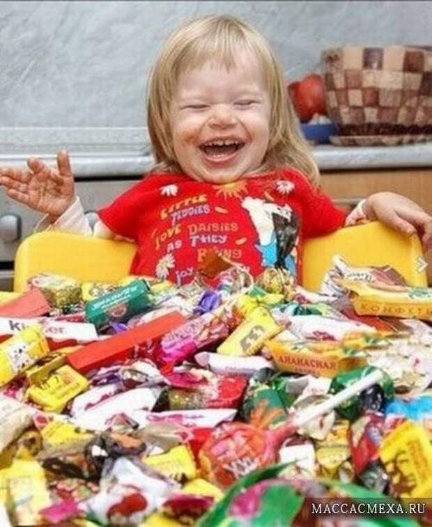 Прикольная фото подборка с детьми. Гора конфет, сладостей. Девочка радуется.