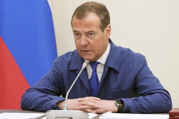 Медведев назвал Шольца говнюком и призвал его покаяться перед украинцами