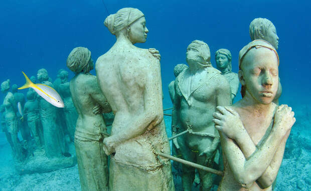 Museo Subacuático de Arte Мексика В этом очаровательном подводном музее на постоянной экспозиции находятся более четырех сотен скульптур. Каждая из них расположена таким образом, чтобы создавать необходимое жизненное пространство для морской флоры и фауны. Посетители MUSA осматривают экспозицию проплывая на лодках.