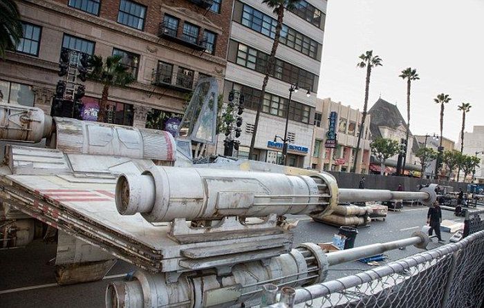 В Лос-Анджелесе появился полноразмерный истребитель X-wing (8 фото) В Лос-Анджелесе появился полноразмерный истребитель X-wing (8 фото)