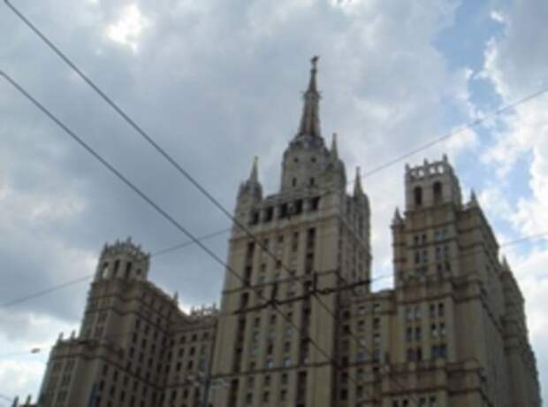 «360»: Трое «альпинистов» залезли на шпиль сталинской «высотки» в Москве