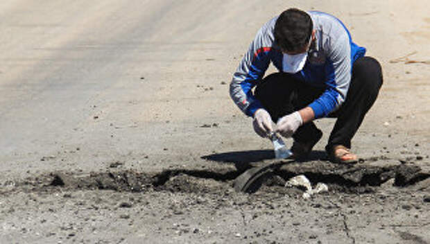 Сбор образцов почвы после химической атаки в городе Хан-Шейхун, Сирия. 5 апреля 2017 года