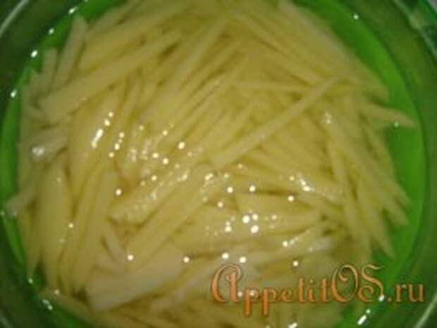 Картофель мелко нарезать, и обжарить