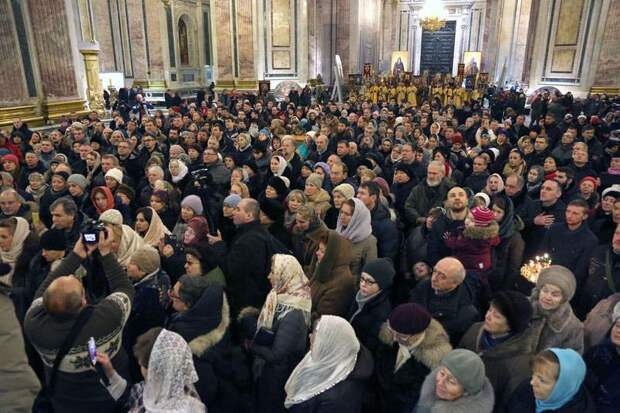 L’image contient peut-être : 11 personnes, personnes debout et foule