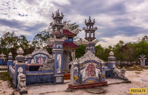 Экзотические кладбища Вьетнама (6 фото)