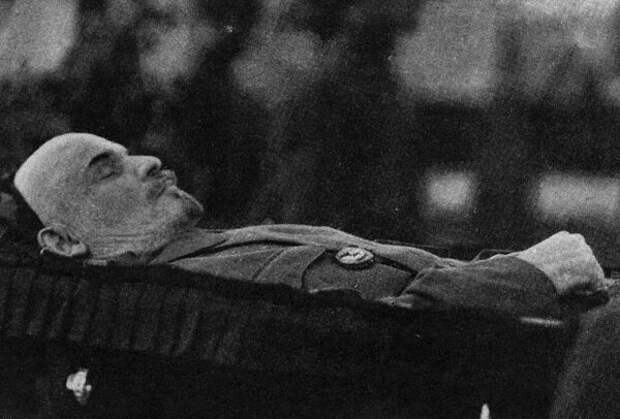До войны Ленин лежал в мавзолее во френче и с орденом