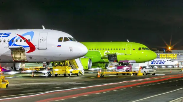 Два самолёта не смогли сесть в Сочи из-за непогоды