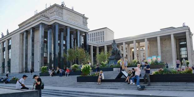 Завершилось благоустройство площади у Российской государственной библиотеки. Фото: mos.ru