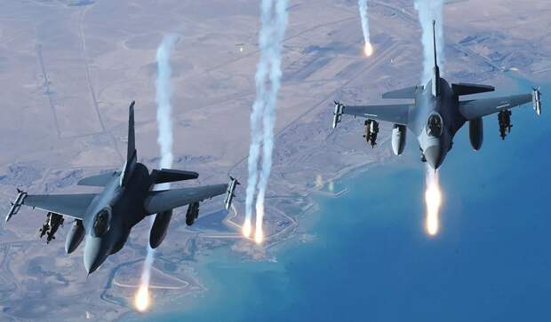 С Ф-16 нгашей "сушке" сегодня чаще всего приходится встречаться в небе Сирии и над Тайваньским проливом. Как показывают эти встречи, даже у новых модификаций Блок 70\72 шансы при такойц встрече довольно невелики. Фото USAF