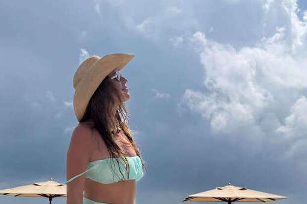 Певица Наталья Подольская снялась в топе без лифчика и мини-юбке