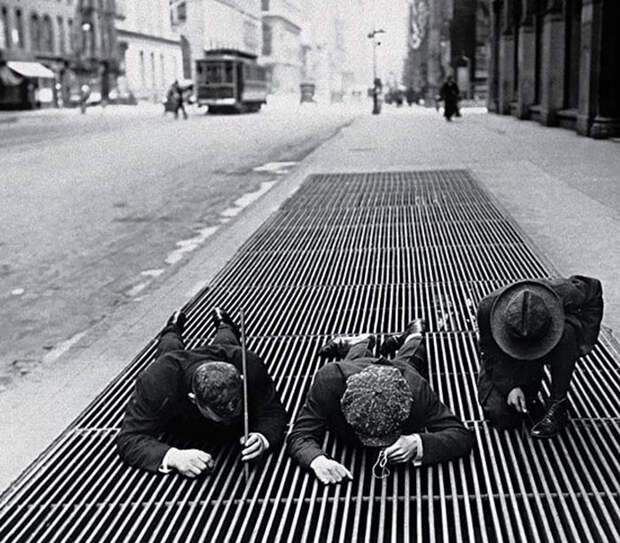 14. В попытках вытащить упавшие монеты, Нью-Йорк, 1930 год  детство, прошлое, фотография
