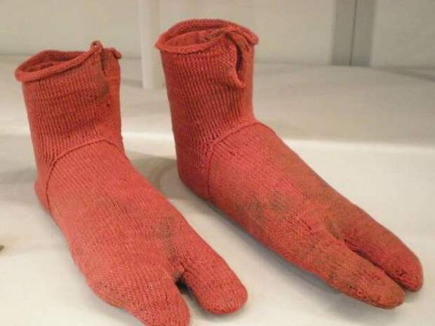 Носки 1600 лет Возраст находки получилось определить только примерно — между 250 и 420 г. от Р.Х. Странная форма пальцев указывает на то, что носки носились с сандалиями. Так вот откуда пошла эта мода!