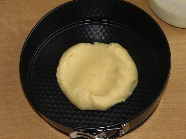 выкладываем тесто в разборную форму для выпечки. пошаговое фото этапа приготовления пирога с творогом