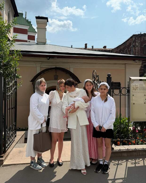 Жена Александра Петрова поделилась фотографиями с крещения сына