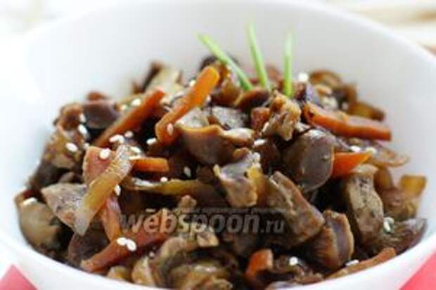 Куриные желудки по-корейски подаются холодными. Поэтому оставляем блюдо остывать на пару часов. Для подачи блюда можно использовать свежую зелень и кунжут. Наше блюдо готово, можно подавать к столу. 
