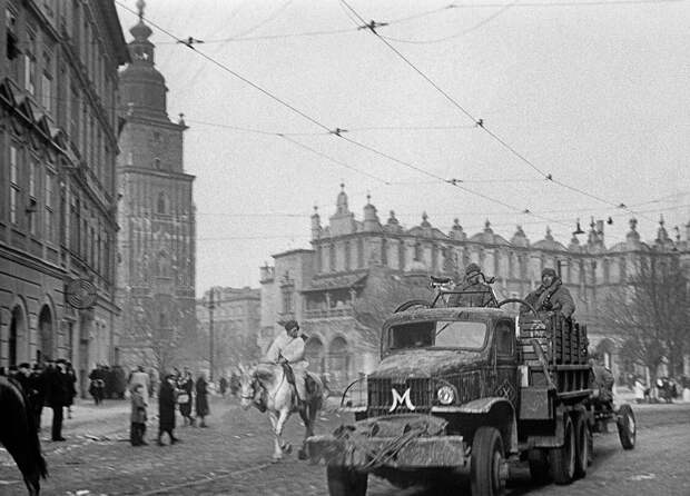 Краков, освобожденный частями Красной армии, 1945 год Макс Альперт, Рафаил Мазелев/ТАСС