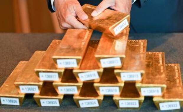 На фото: золотые слитки резерва центрального банка Германии