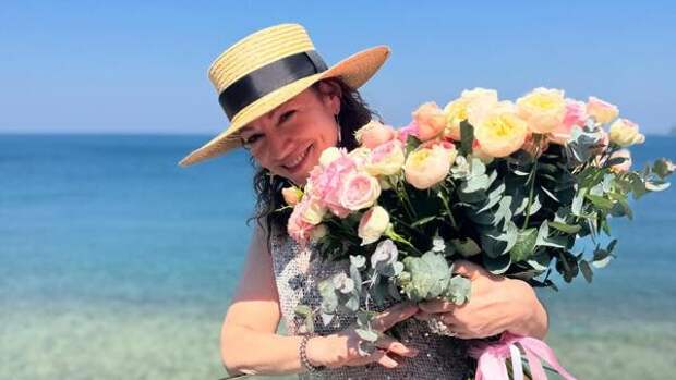 Рядом близкие и дети: 55-летняя Хмельницкая принимает поздравления