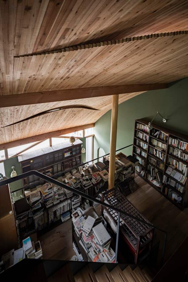 Двухэтажный дом-библиотека для жизни и работы в Японии