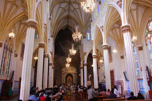 95451098_large_inside_las_lajas_cathedral