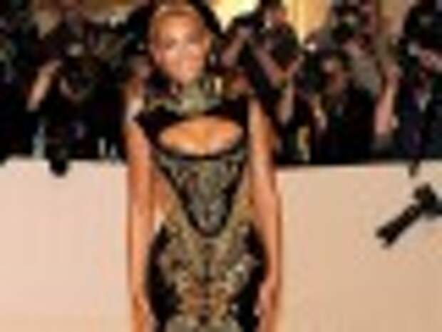 2011: На Alexander McQueen Costume Institute Gala, Бейонсе выглядела ошеломительно. Интересный факт: платье настолько обтянуло пышные формы певицы, что она не смогла спуститься по лестнице без посторонней помощи. 