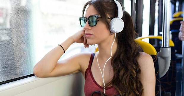 В России могут запретить слушать музыку в транспорте без наушников