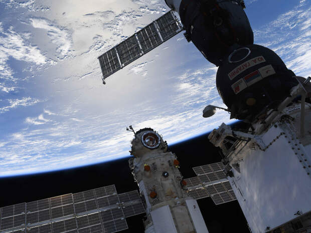 Космонавты зашли в лабораторный модуль «Наука»