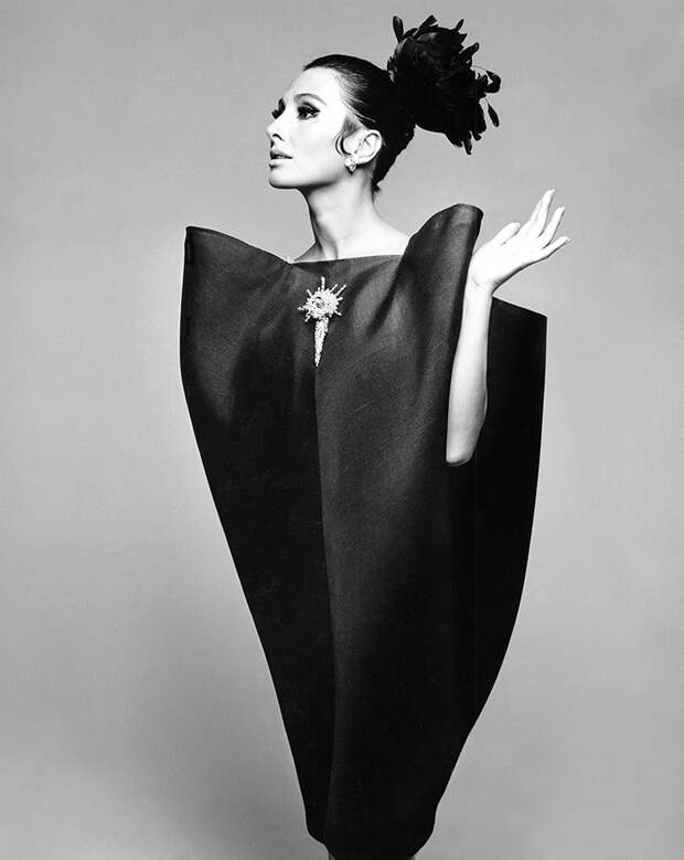 Альберта Тибурзи в платье Balenciaga, Harper's Bazaar, июнь 1967