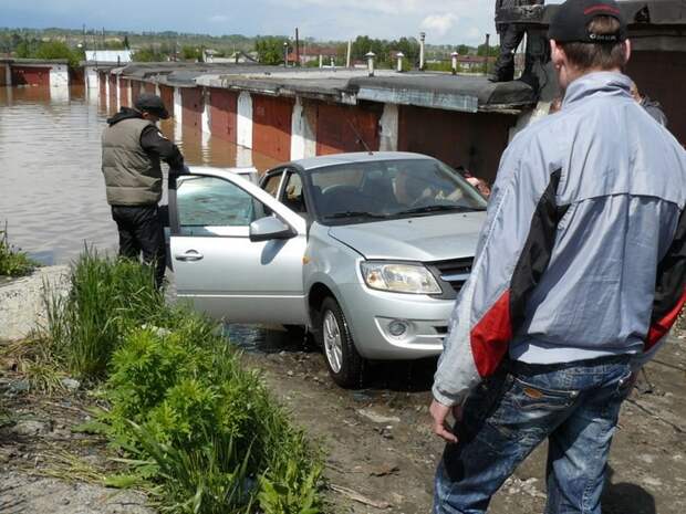 Как спасали автомобили из затопленных гаражей Как спасали автомобили из затопленных гаражей