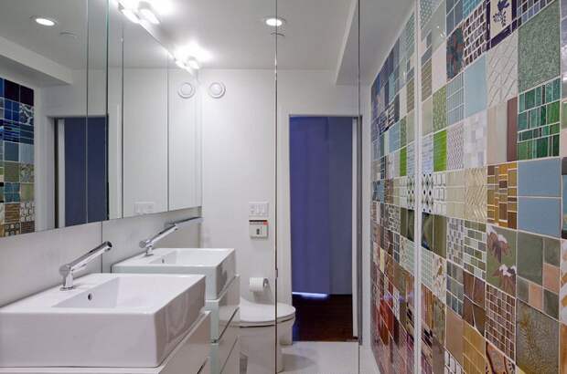Интересный вариант оформления интерьера ванной комнаты плиткой с разными рисунками, что понравится и создаст интересное настроение.