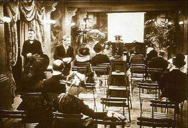 2. Первый публичный киносеанс Огюста и Луи Люмьеров в 1895 году в парижском "Гран-кафе" на Бульваре Капуцинок интересно, исторические фото, история, ностальгия, фото