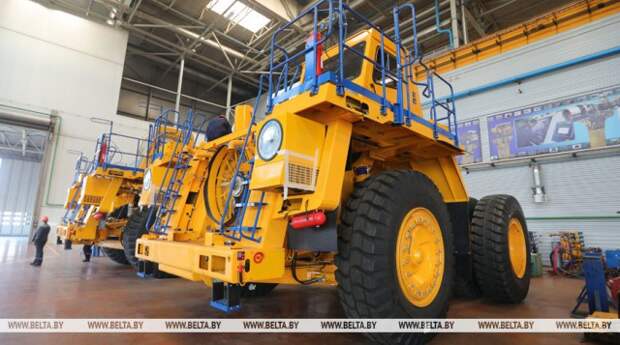 Тесно 2023. Тесно 2023. Человек сидит в коробке. Люди на станции метро. Тесно 2023.