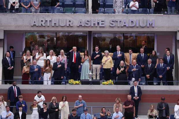 Дональд Трамп с членами семьи (в центре)