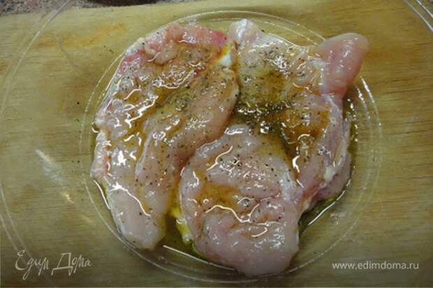 Филе курицы слегка отбить и замариновать в смеси соли, перца, куркумы, орегано и растительного масла.